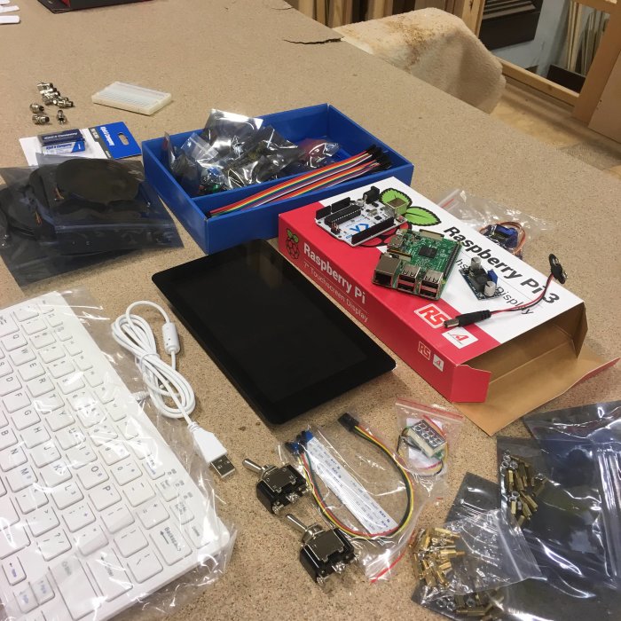 Elektronikkomponenter och Raspberry Pi 3 på arbetsbänk för skeppsdatorprojekt.