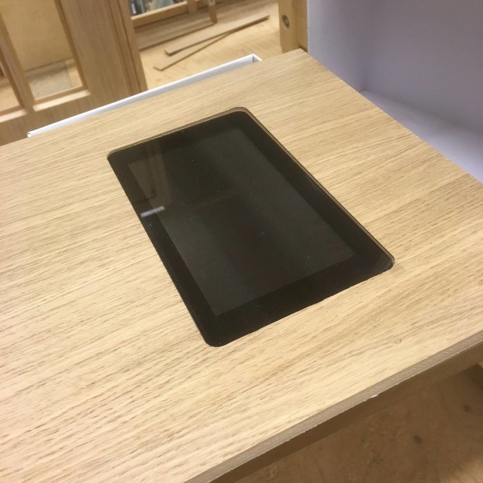 Träpanel med fräst monteringsöppning för en skärm, planeringsfas av DIY-projekt.