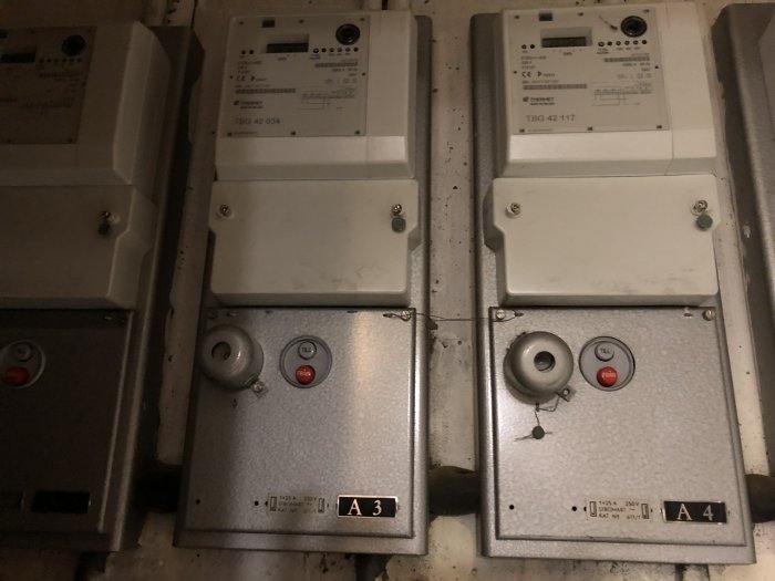 Elmätare i källare med inbyggnadsskåp och synliga stigar/rör för elektriska ledningar.