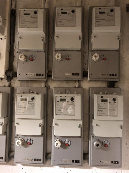 Elektricitetsmätare i källare med befintliga 3-fasanslutningar och synliga stigar/rör.