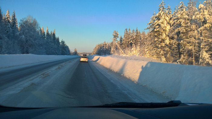 Vinterlandskap med snövägar och viltstängsel längs E4:an före Sundsvall.
