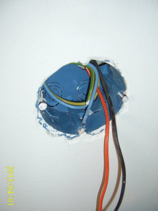 En nyinstallerad rot dosa i vägg med trådar och VP-rör redo för nya ledningar.