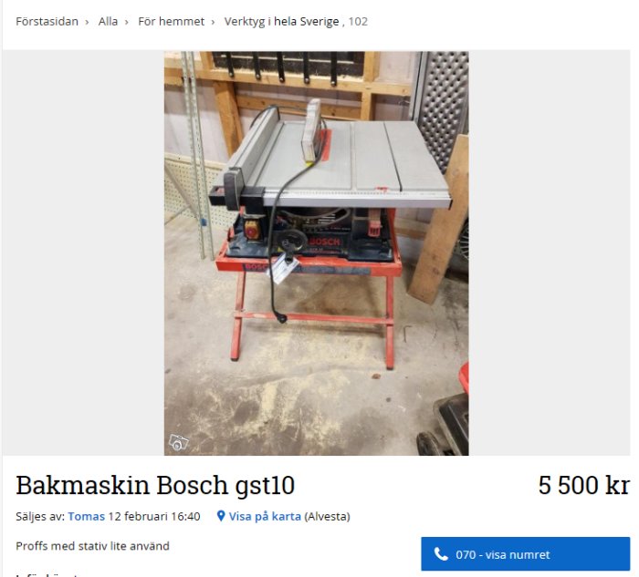 Bordscirkelsåg av märket Bosch modell gst10 på röd stativ i ett verkstadsutrymme.