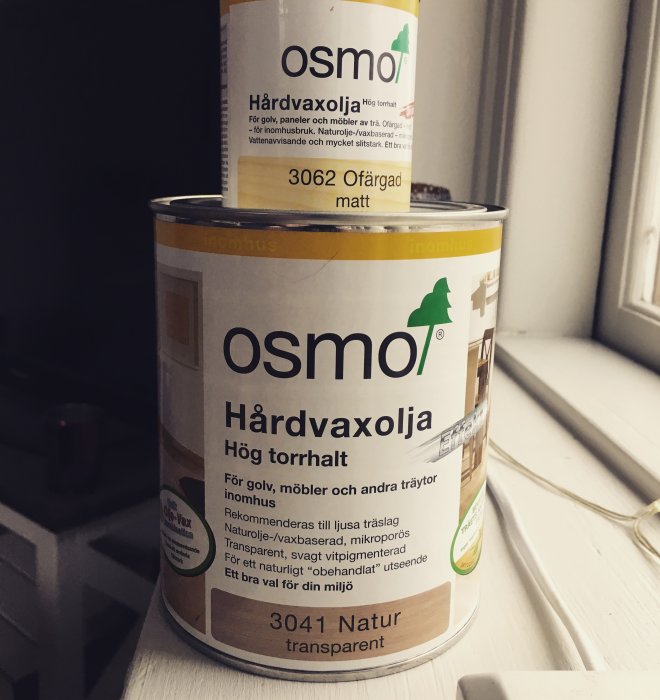 Burkar med Osmo hårdvaxolja för träbehandling, en ofärgad matt och en natur transparent.