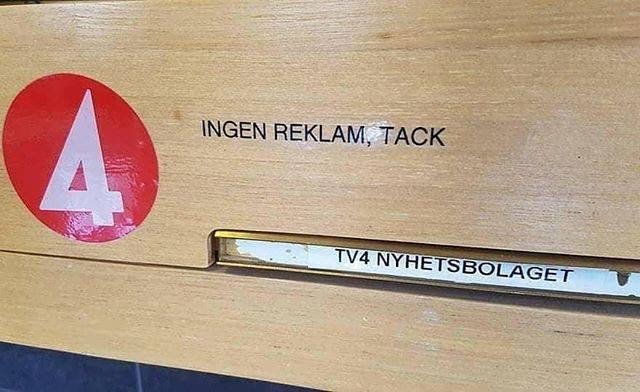 Brevlådeskylt med texten "INGEN REKLAM, TACK" bredvid en brevinkast med reklam från "TV4 Nyhetsbolaget".