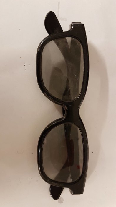Gamla bioglasögon modifierade för att skapa polariserat ljus i ett amatörexperiment för att identifiera asbest.