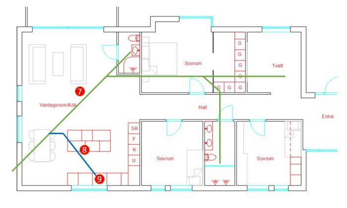 Schematisk bild av husplan med markerade vatten- och avloppsledningar för planerad köksflytt.