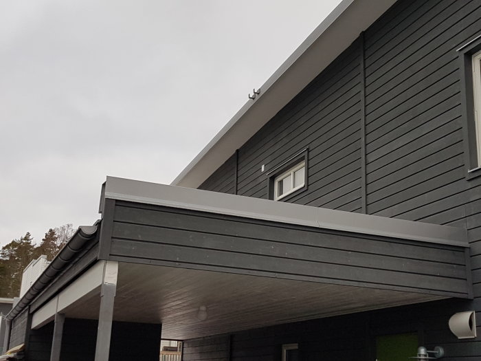 Hus med carport som övervägs för utbyggnad av boyta på övervåningen.