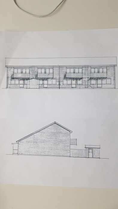 Arkitektritningar av en byggnad med tillagt tak, visar fasad och sida.