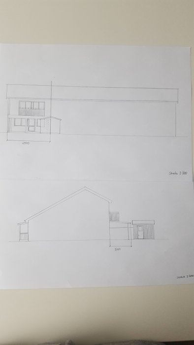 Arkitektritningar av ett hus fasad och sektion med tillagt tak, märkta med skala och mått.