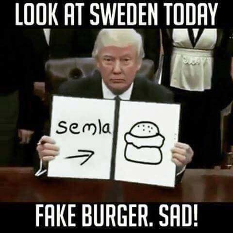 Fotomontage av person som håller upp en skylt med teckning av en semla och hamburgare och texten "FAKE BURGER, SAD!