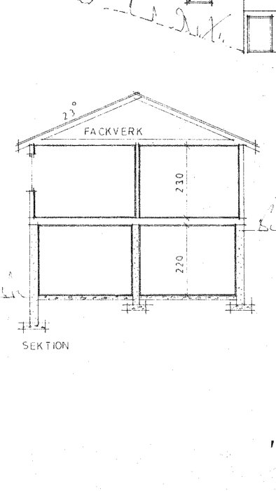 Ritning av en sektion av en byggnad, med måttangivelser och beteckningen "fackverk" vid takkonstruktionen.