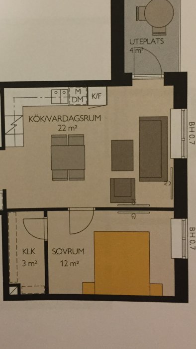 Ritning av en lägenhetsplan med kök/vardagsrum och angränsande sovrum.