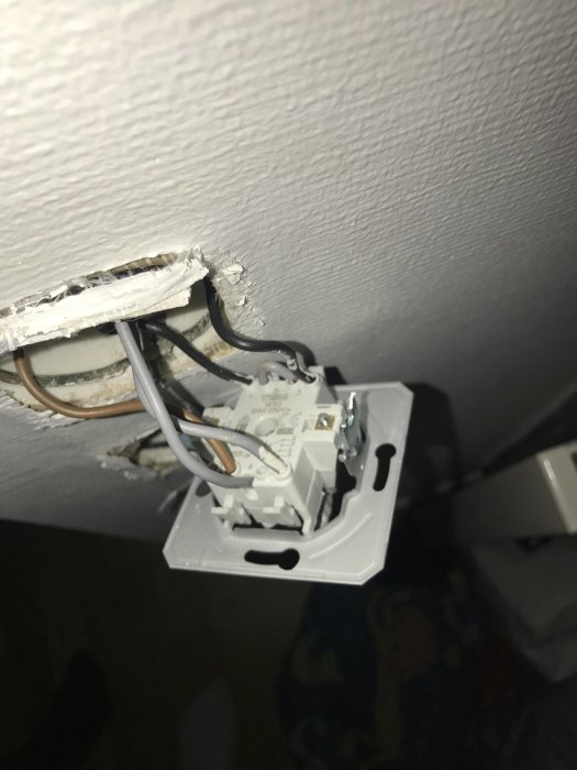Elektrisk installation av trappbelysning med grå tråd istället för svart i öppen kopplingsdosa.