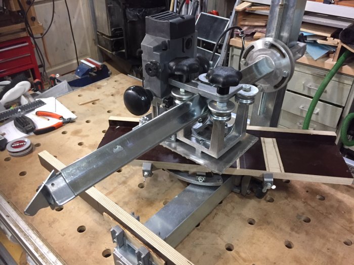 Ombyggd radialfräs på arbetsbord i verkstad, inkluderar Cotech fräs 8mm.