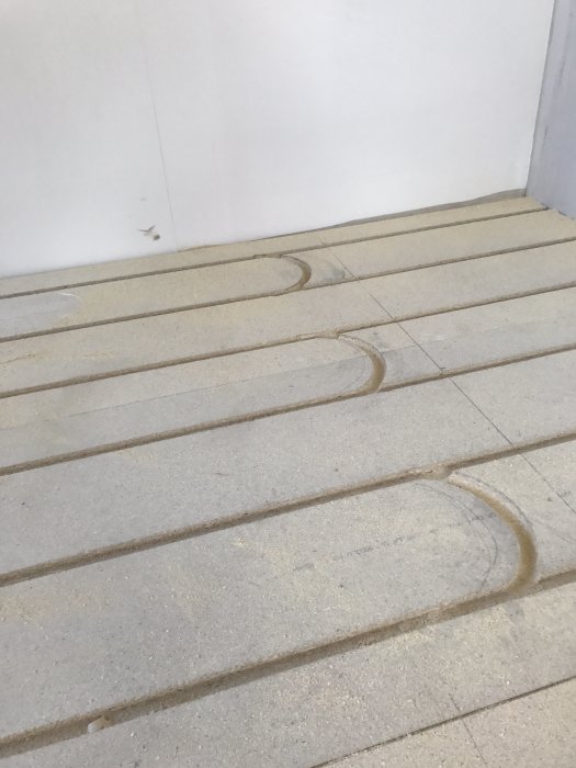 Gipsvägg och golv med färdigspårade skivor för vändningar vid installation av golvvärme.