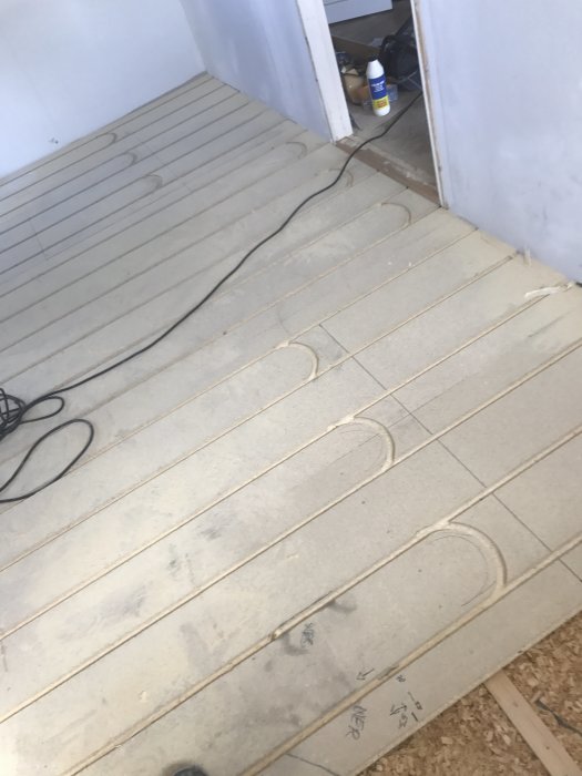 Golv med färdigspårade skivor för värmeinstallation och vändningar gjorda för hand.