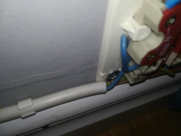 En elinstallation med flätad extra jordtråd runt ett uttag i enlighet med forummedlemmens beskrivning.