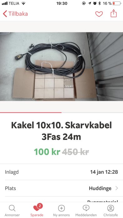 Elkabel för 3-fas på rulle, möjligtvis för bygghiss, ligger på kartong.