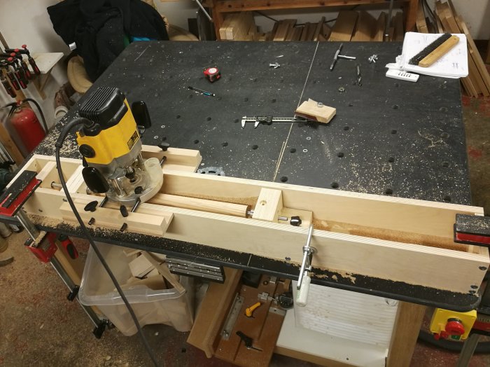 Hemmagjord träbearbetningsrigg med fräs och komponenter för att skapa finjusterade trädetaljer.