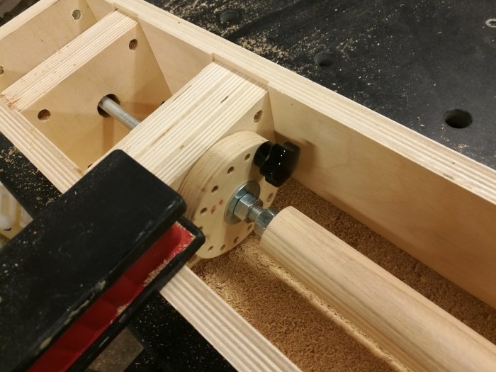 Hemmagjord träbearbetningsanordning för fräsning av rundstav med indexeringsskiva och spår.