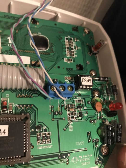 Kretskort med kopplade trådar och elektroniska komponenter som resistorer och kondensatorer.