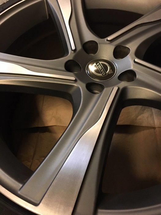 Närbild av en Volvos fälg med logotyp i mitten.