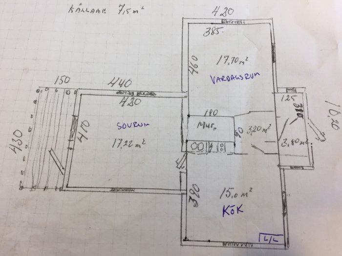 Handritad planritning av ett litet hus med kök, sovrum, vardagsrum och måttangivelser.