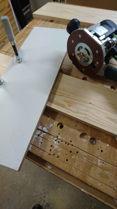 Verkstadsarbetsbänk med fräsmaskin och förberetta material för precisionsfräsning.