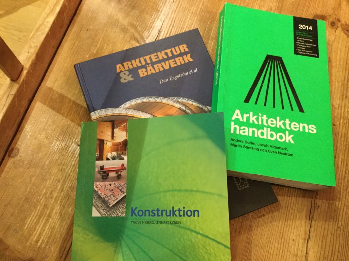 Facklitteratur om byggteknik; "Arkitektur & Bärverk", "Arkitektens handbok" och "Konstruktion".