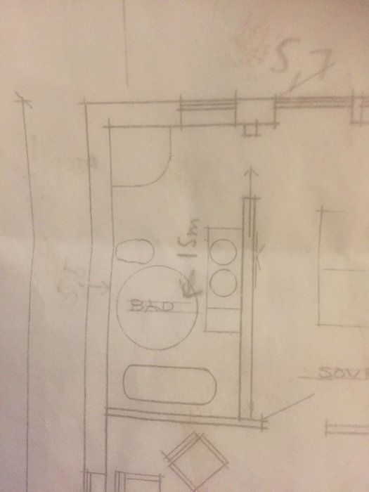 Handritad skiss av planlösning som inkluderar badrum och sovrum, använd för att diskutera pocketkarminstallation.