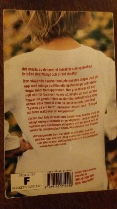 Baksidan av en bok med beskrivande text och ISBN-kod, omslagsdesign av Ewa Bonér.