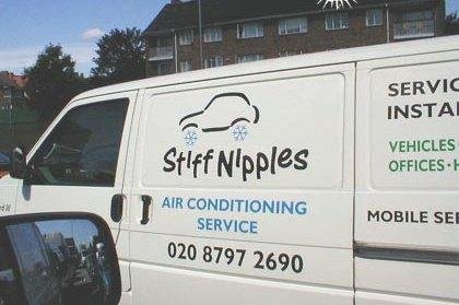 Vit skåpbil med texten "Stiff Nipples Air Conditioning Service", telefonnummer och symboler för kyla.