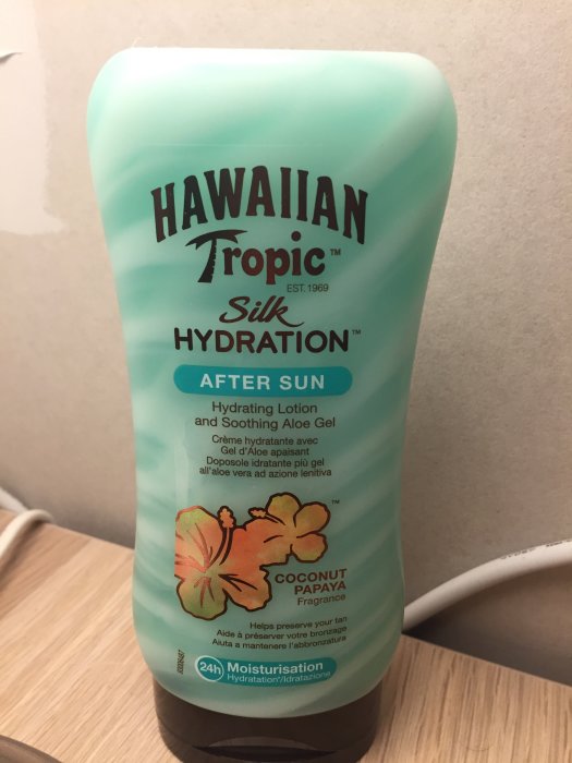 Flaska med Hawaiian Tropic Silk Hydration After Sun lotion med kokos- och papayadoft.