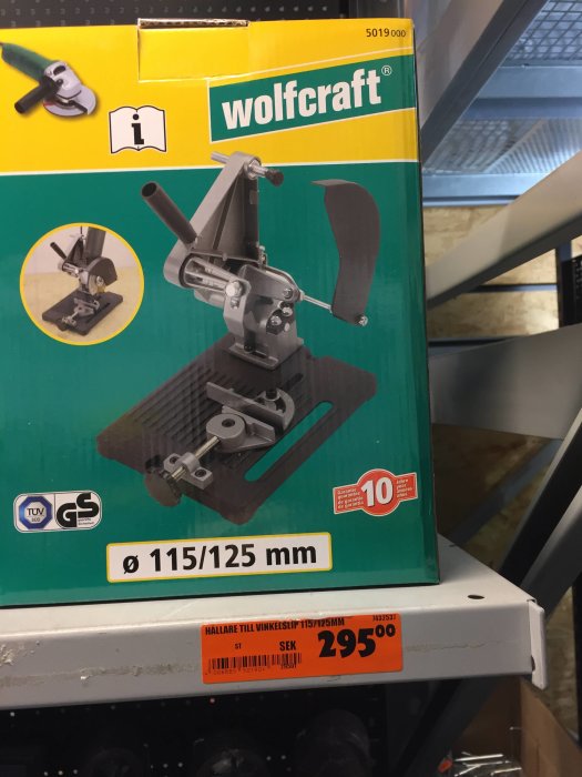 Förpackning av en Wolfcraft vinkelkap med tillbehör.