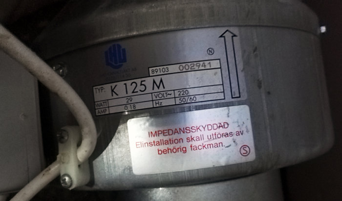 Etikett på äldre fläkt med tekniska specifikationer och varning om fackmannamässig installation.
