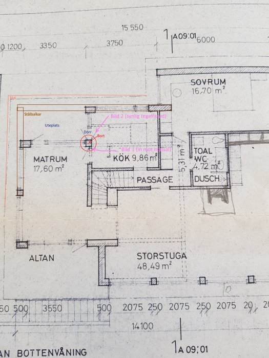 Planritning av bottenvåningen i ett hus med markerad uteplats och referenser till bilder på takkonstruktionen.