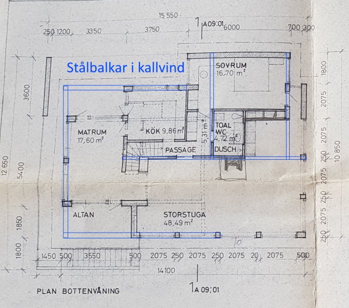 Ritning av en bottenvåning med markerade stålbalkar i blått, antecknat som "Stålbalkar i kallvind".
