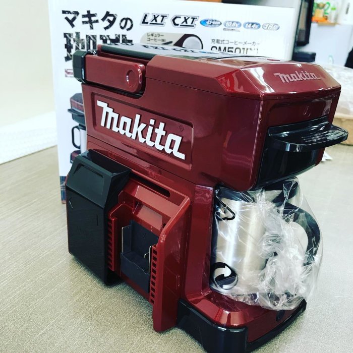 Makita kaffebryggare för kapslar i rött och svart, ny i förpackning med logotyp synlig.