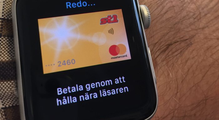 Smartklocka som visar ST1 Mastercard redo för betalning med Apple Pay på skärmen.