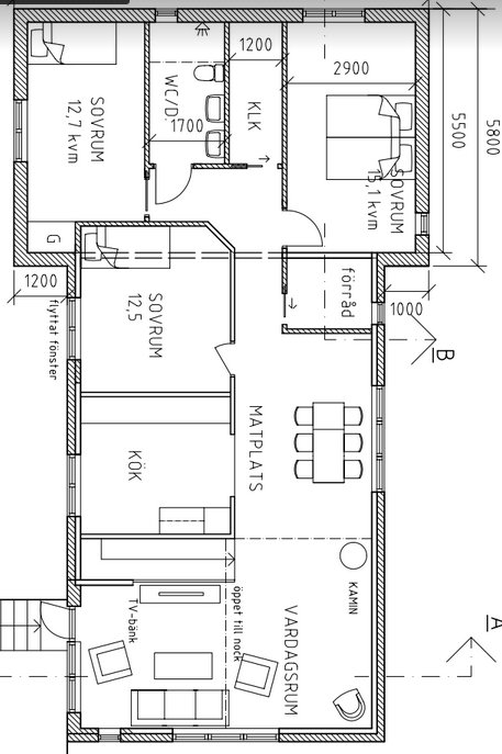 Arkitektonisk ritning av en husplan med beteckningar för rum som kök, vardagsrum och korridor.