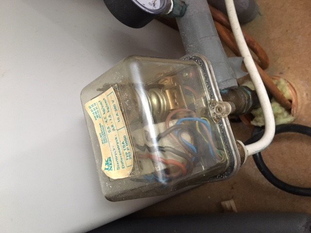 Gammalt vattenpumpsrelä märkt LK NES Typ TSA 252 P 0050, med synliga ledningar och slitage.