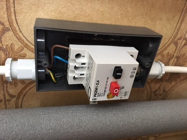 Väggmonterat äldre vattenpumpsrelä från 1983, LK NES Typ TSA 252 P 0050, med synliga ledningar och röranslutning.