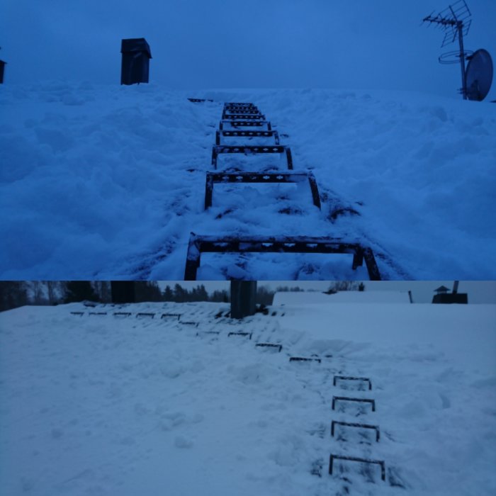 Stegar täckta av snö leder upp på ett snötäckt tak i skymningen, fotspår syns i förgrunden.