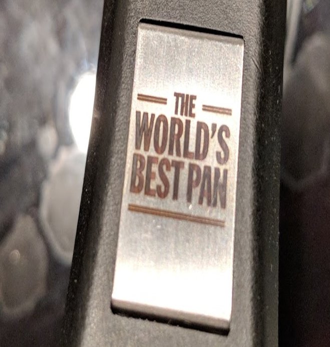 Plakett på gjutjärnspannans handtag med texten "THE WORLD'S BEST PAN".