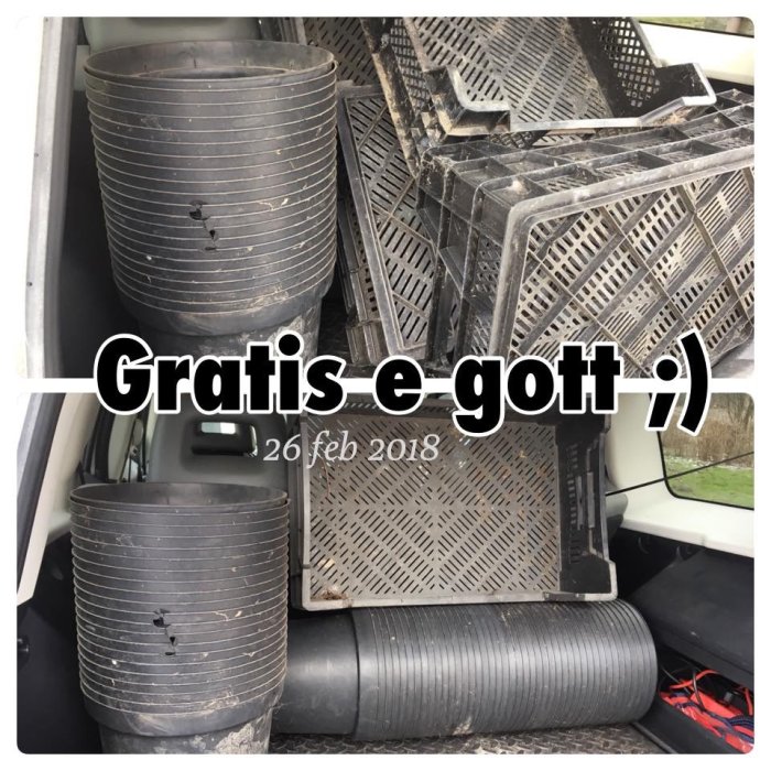 Staplar av begagnade plastkrukor i en bil, redo för omplantering, text "Gratis e gott :)" daterad 26 feb 2018.