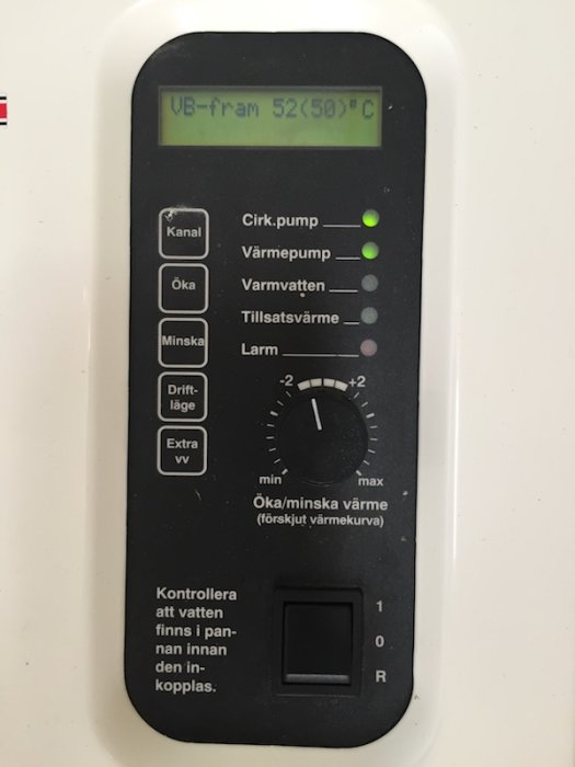 Kontrollpanel för Nibe Fighter-bergvärmesystem visande temperatur, statusindikatorer och knappar för justeringar.