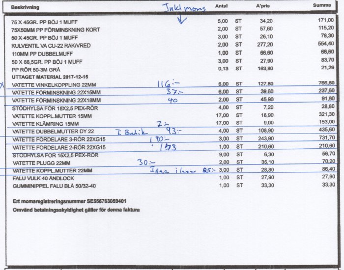 En faktura med detaljerad specifikation av VVS-material och priser, en del markerade med blå penna.