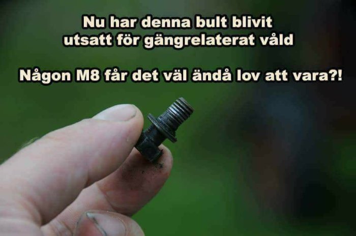 Hand håller en skadad bult med texten "Nu har denna bult blivit utsatt för gängrelaterat våld" och en ordlek med M8.