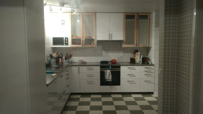 Renoverat kök med VEDDINGE vita luckor, TORHAMN vitrinskåp, ORRNÄS handtag och Forbo Marmoleum Click golv.